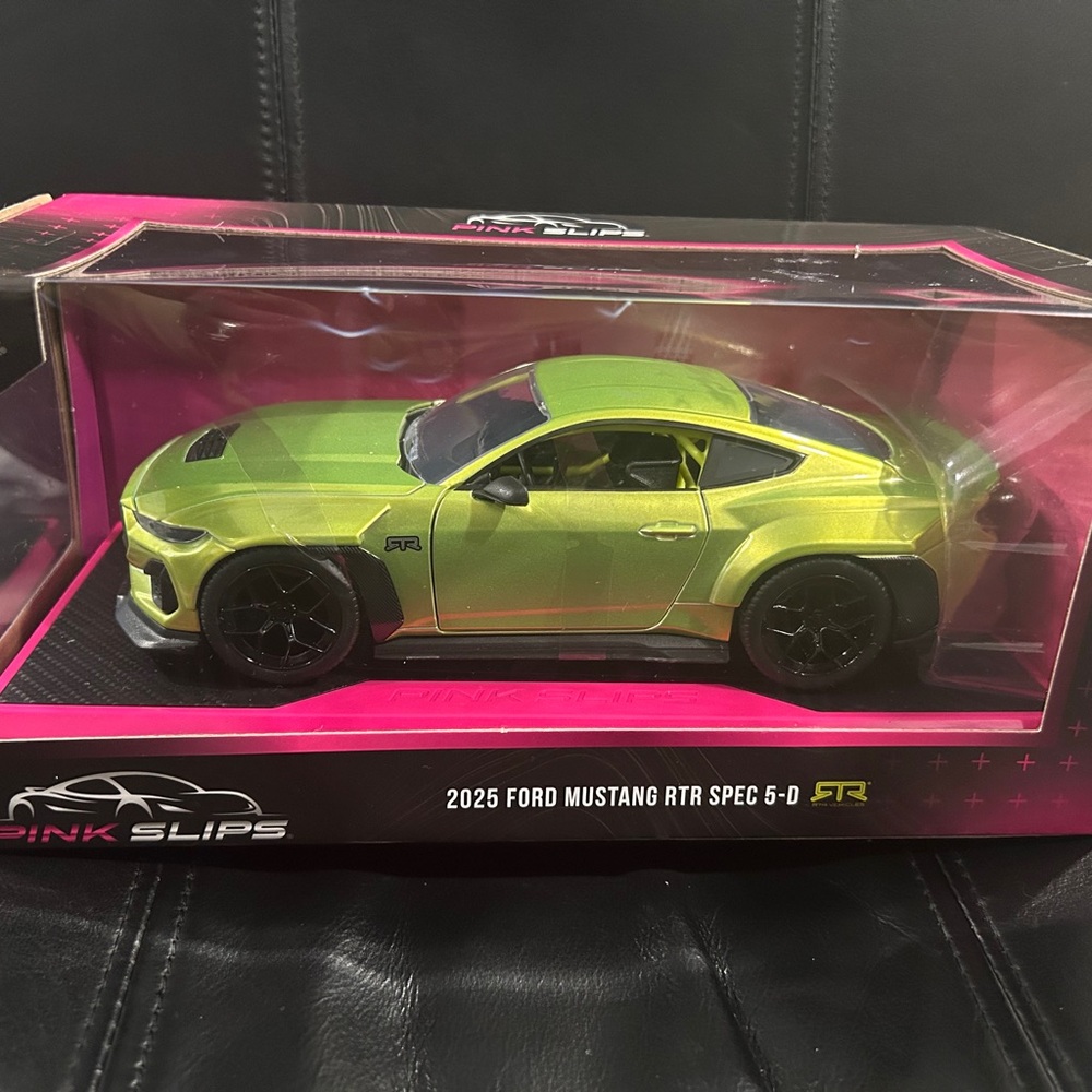 2025 Ford Mustang RTR SPEC 5-D Green toy Car 1:24 NWOT